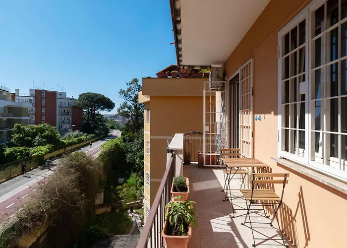 Guesthost - Bright Balcony Appiano Apartment
