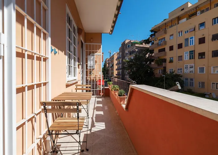 Guesthost - Bright Balcony Appiano Apartment *