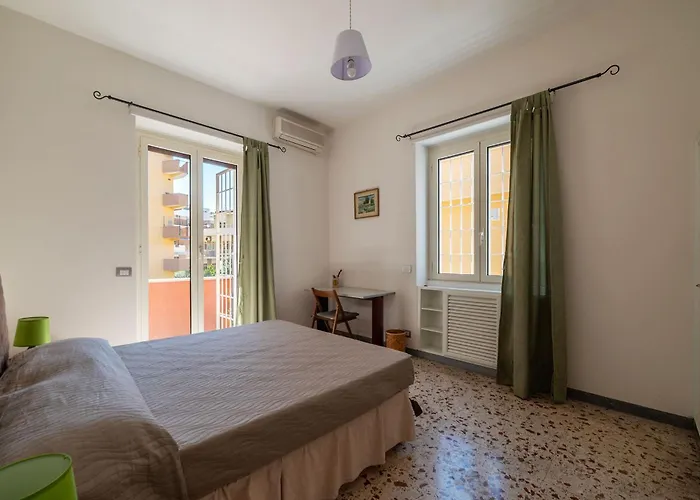 Guesthost - Bright Balcony Appiano Apartment *