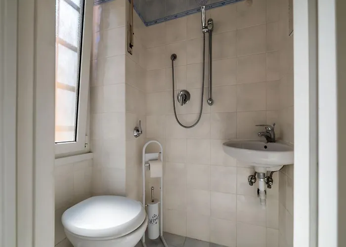 Guesthost - Bright Balcony Appiano Apartment *